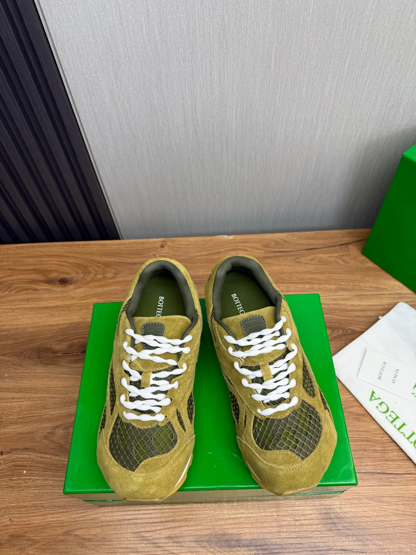 Men's men's shoes 💰660💰Pili BV top version 𝘽𝙊𝙏𝙏𝙀𝙂𝘼 𝙑𝙀𝙉𝙀𝙏𝘼 Orbit sneakers Wang Yibo same style couple style dad shoes 🩷💚 Runner sneakers, made of lightweight technical mesh fabric. Features a geometric patterned rubber outsole. Pay attention to the package craftsmanship ❕ High version shipping ❗️ Very nice, durable to play with and durable to make ✔️ Standard version 💯💯 The outsole is made of color-blocked TPU outsole. Women’s model 35-41 (40 41 customized) Men’s model 39-46 (45.46 customized) Equipped with original packaging